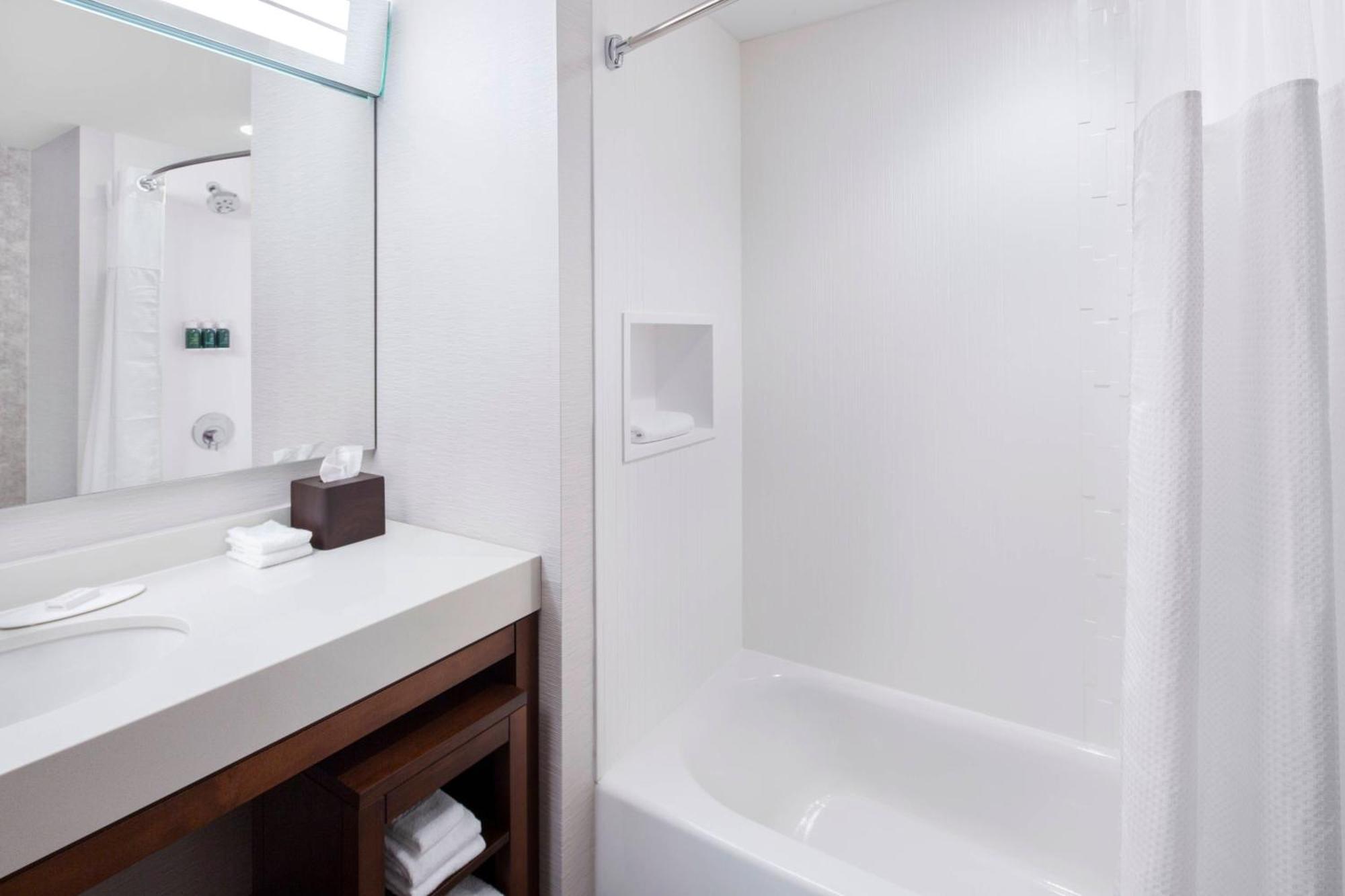 Courtyard By Marriott Downtown Hotel