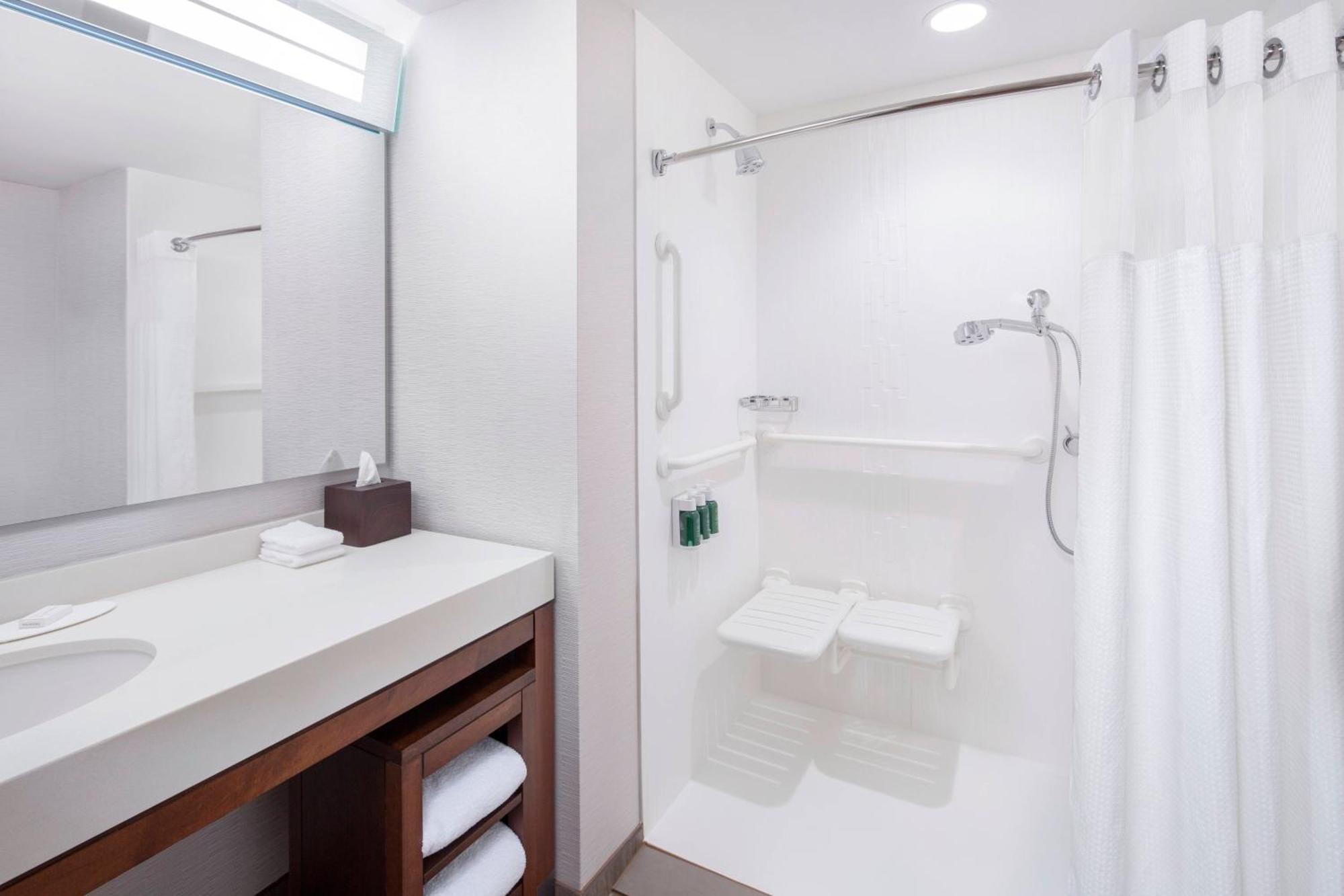 Courtyard By Marriott Downtown Hotel